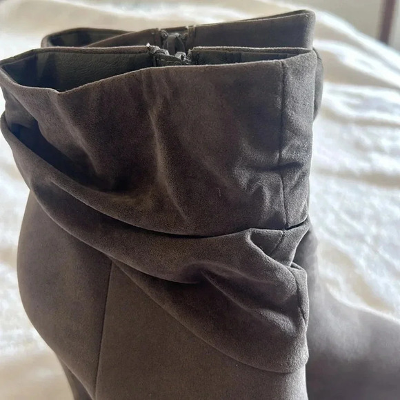 EUC JustFab Alyssa Slouchy Stiletto Bootie - Faux Suede -Dark Grey - Size 7.5 - Picture 2 of 8